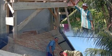 Babinsa Samatiga Bantu Pembangunan Rumah Warga, Angkat Material hingga Pasang Bata