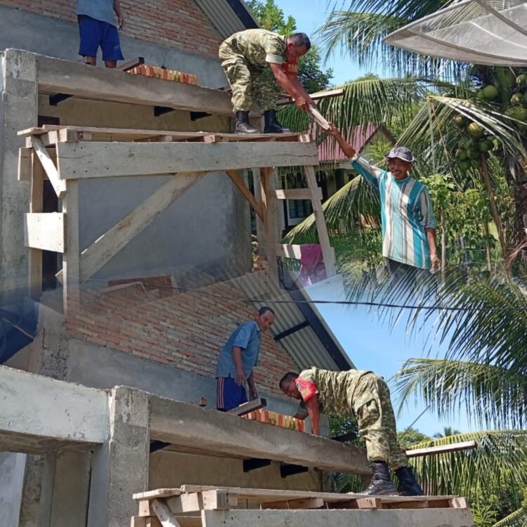 Babinsa Samatiga Bantu Pembangunan Rumah Warga, Angkat Material hingga Pasang Bata