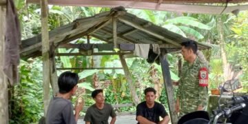 Babinsa Koramil 02/Simeulue Tengah Pererat Hubungan dengan Petani Desa Kampung Air