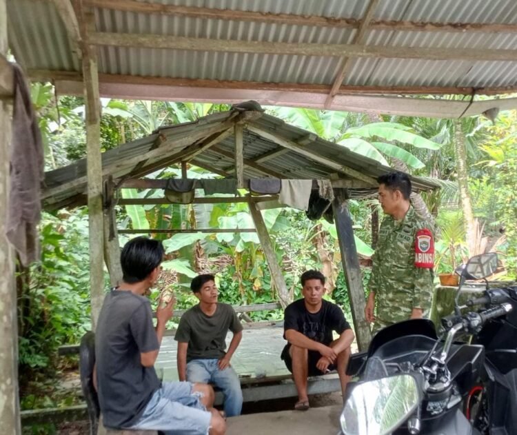 Babinsa Koramil 02/Simeulue Tengah Pererat Hubungan dengan Petani Desa Kampung Air