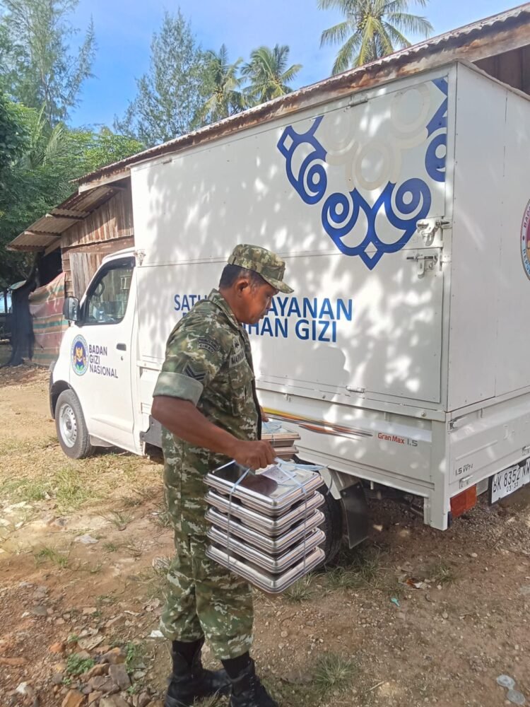 Babinsa Koramil 03/Setia Bakti Ikuti Langsung Pelaksanaan Program Makanan Bergizi Gratis