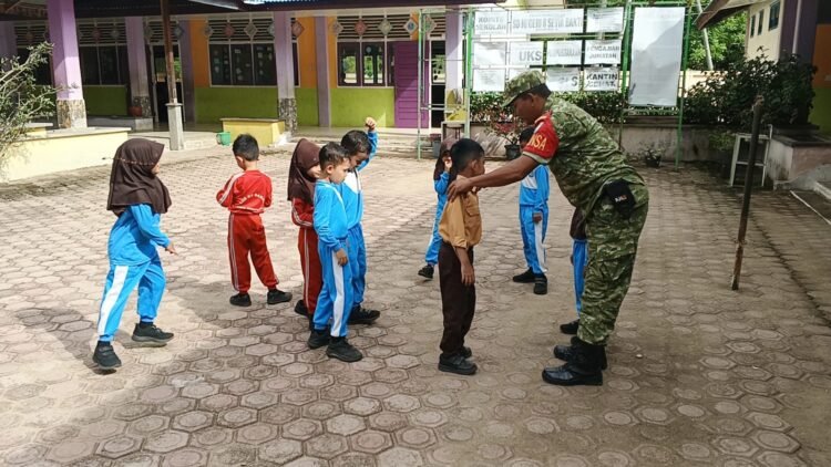 Babinsa Koramil 03/Setia Bakti Perkuat Karakter Pelajar lewat Wasbang
